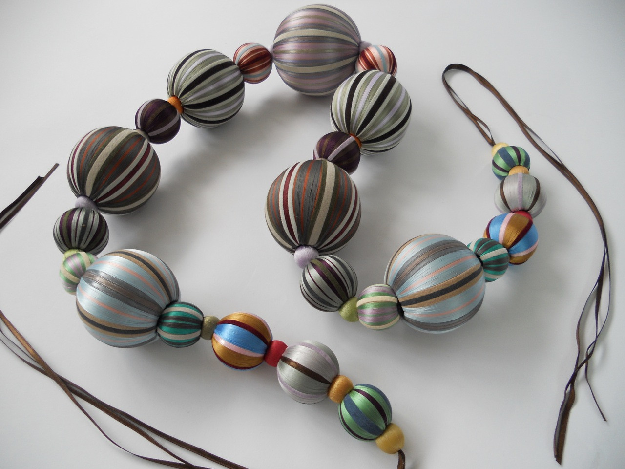 TEMARI TIE-BAND DETAIL