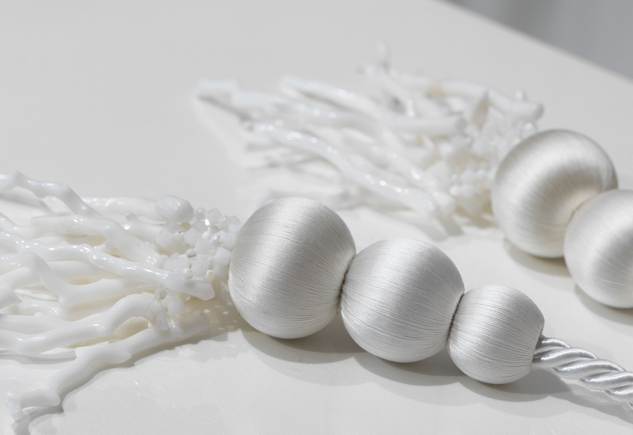 WHITE CORAL TIEBACK