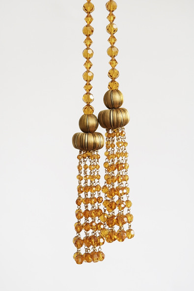 AMBER DOUBLE CRYSTAL TIEBACK DETAIL 