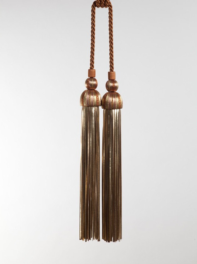 CONTEMPORARY COBRA CHAIN TIEBACK DETAIL