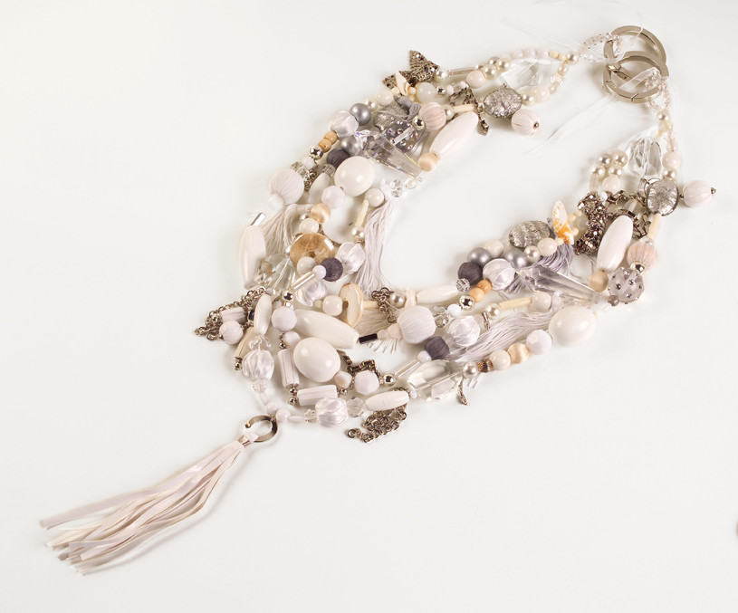 WHITE CHARM TIE-BAND DETAIL
